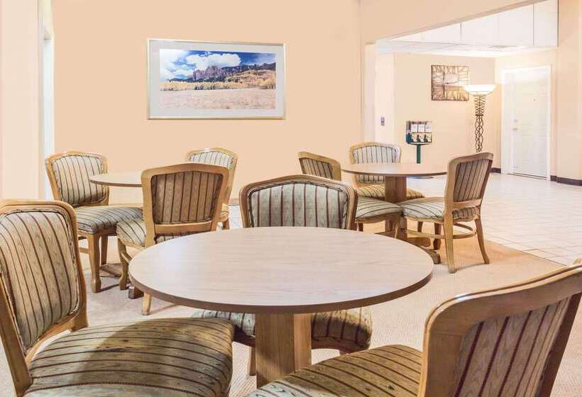 Отель Super 8 By Wyndham Colo. Sprs. Garden Of The Gods