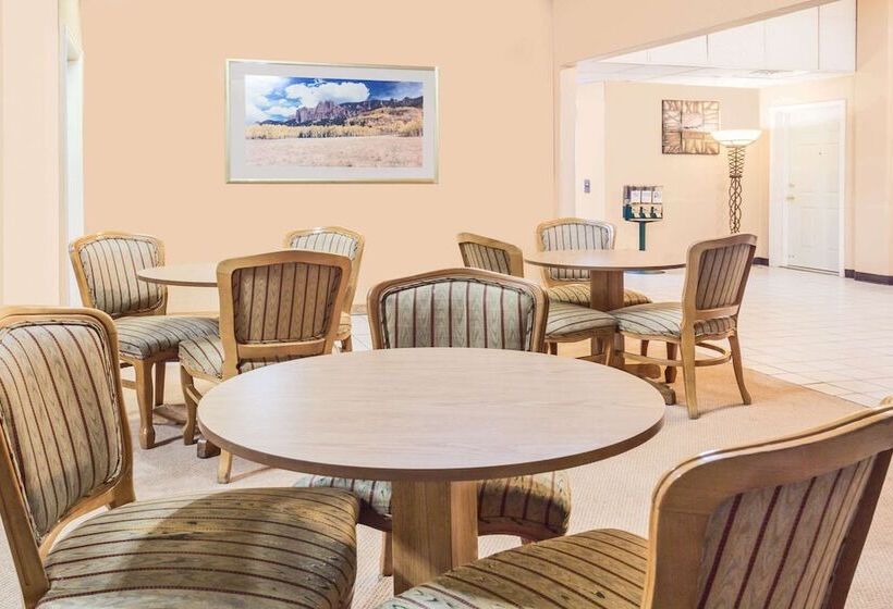 Отель Super 8 By Wyndham Colo. Sprs. Garden Of The Gods