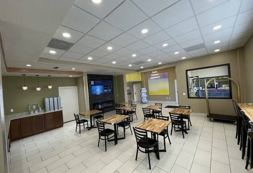 Отель Super 8 By Wyndham Colo. Sprs. Garden Of The Gods