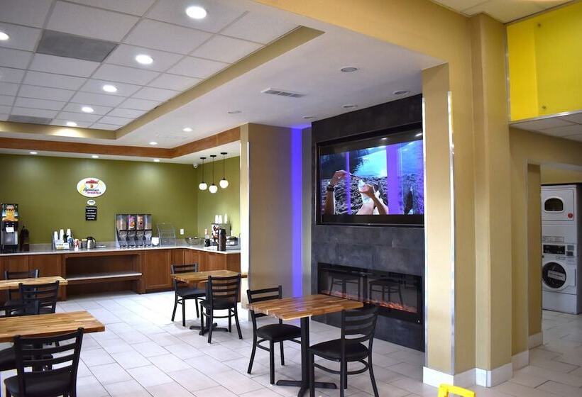 Отель Super 8 By Wyndham Colo. Sprs. Garden Of The Gods