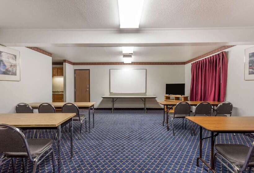 هتل Super 8 By Wyndham Germantown/milwaukee