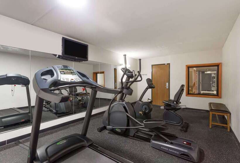 هتل Super 8 By Wyndham Germantown/milwaukee