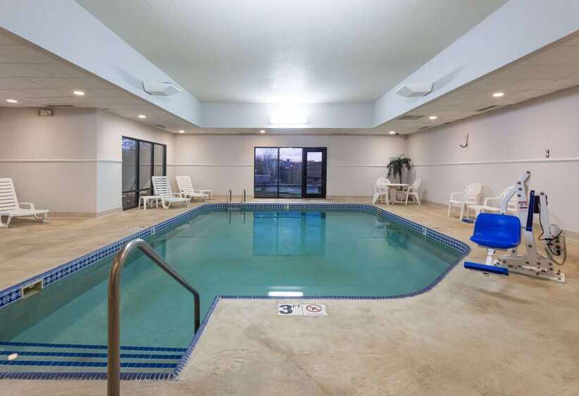 هتل Super 8 By Wyndham Germantown/milwaukee