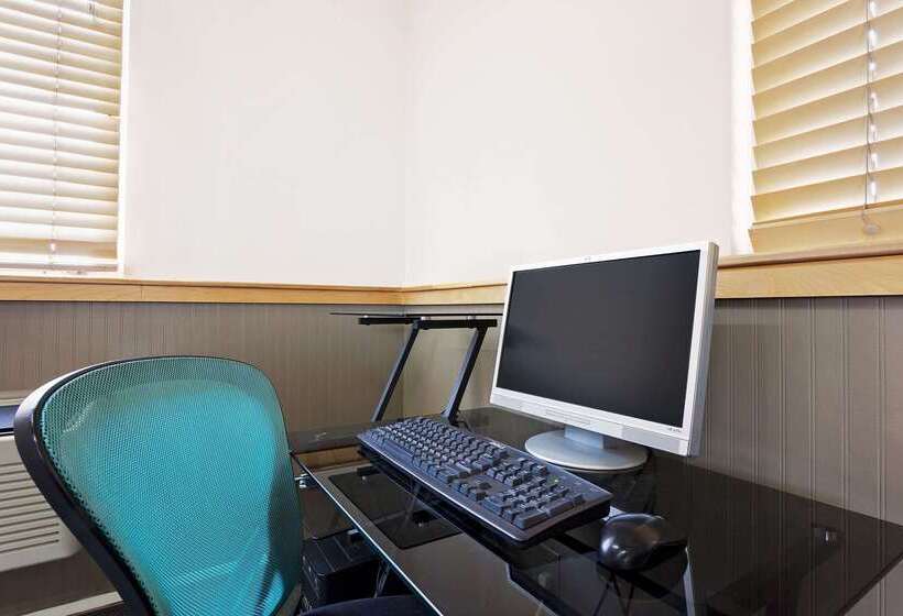 هتل Super 8 By Wyndham Helena