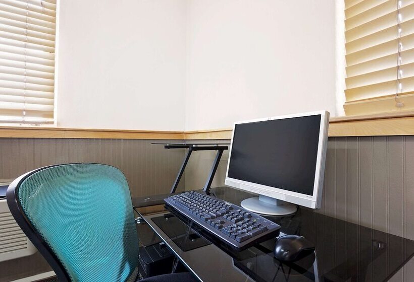 هتل Super 8 By Wyndham Helena