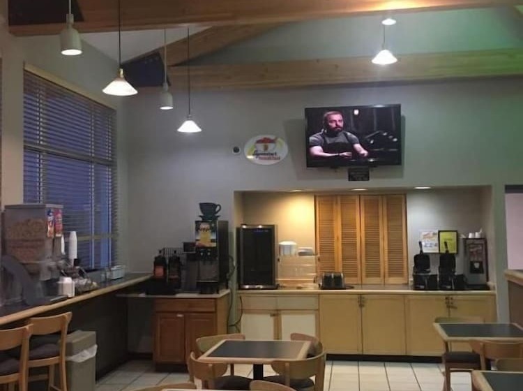 هتل Super 8 By Wyndham Helena