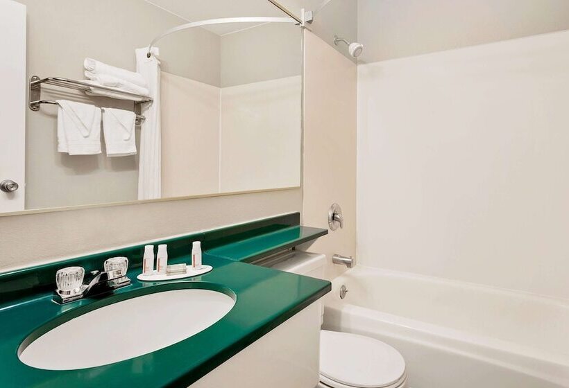 هتل Super 8 By Wyndham Helena