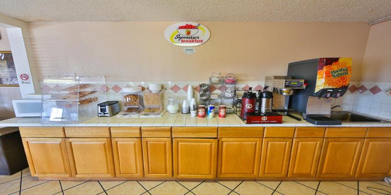 هتل Super 8 By Wyndham Lake Havasu City