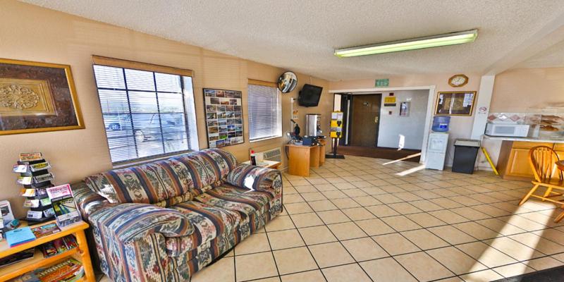 هتل Super 8 By Wyndham Lake Havasu City