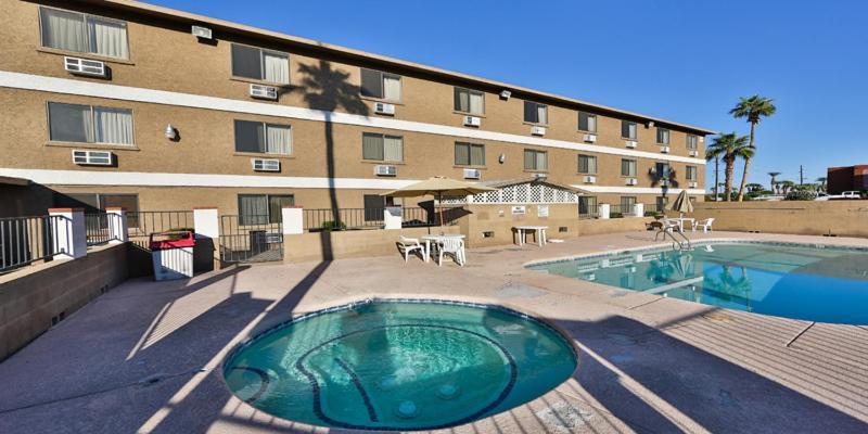 هتل Super 8 By Wyndham Lake Havasu City