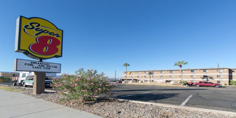 هتل Super 8 By Wyndham Lake Havasu City