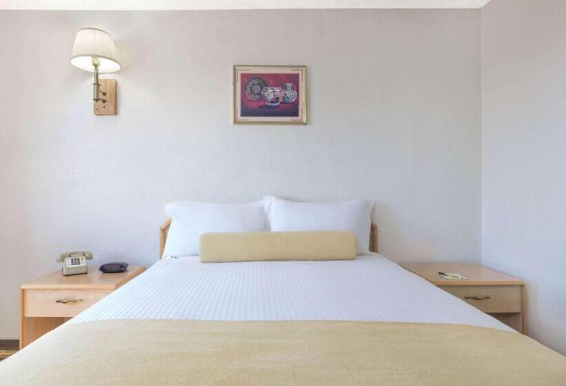 هتل Super 8 By Wyndham Lake Havasu City