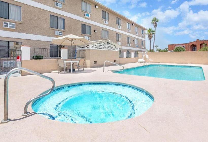 هتل Super 8 By Wyndham Lake Havasu City