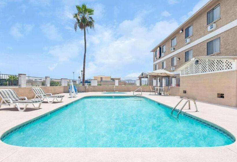 هتل Super 8 By Wyndham Lake Havasu City