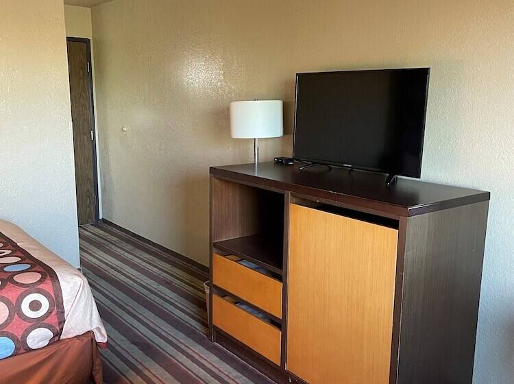 هتل Super 8 By Wyndham Lake Havasu City