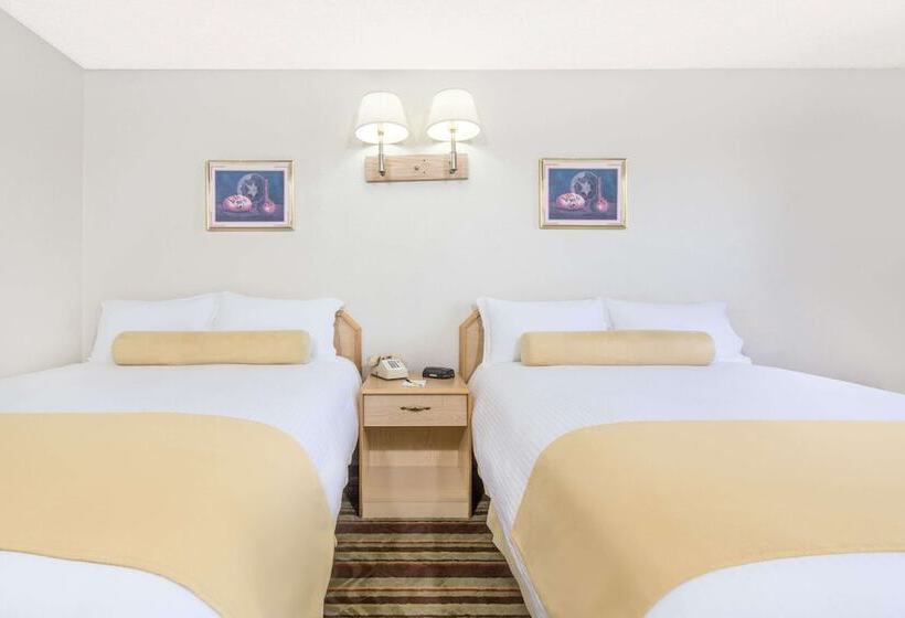 هتل Super 8 By Wyndham Lake Havasu City