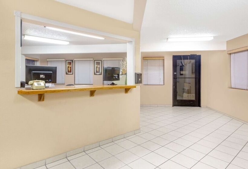 هتل Super 8 By Wyndham Lake Havasu City