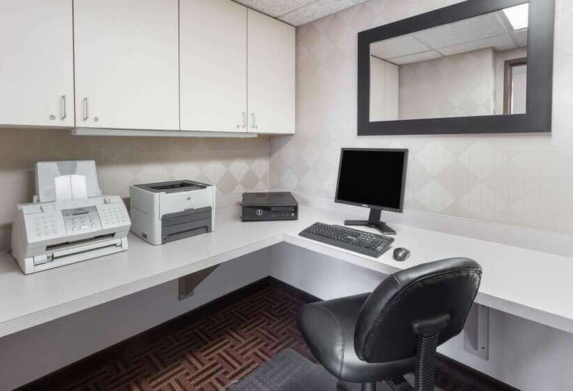 هتل Super 8 By Wyndham Madison South