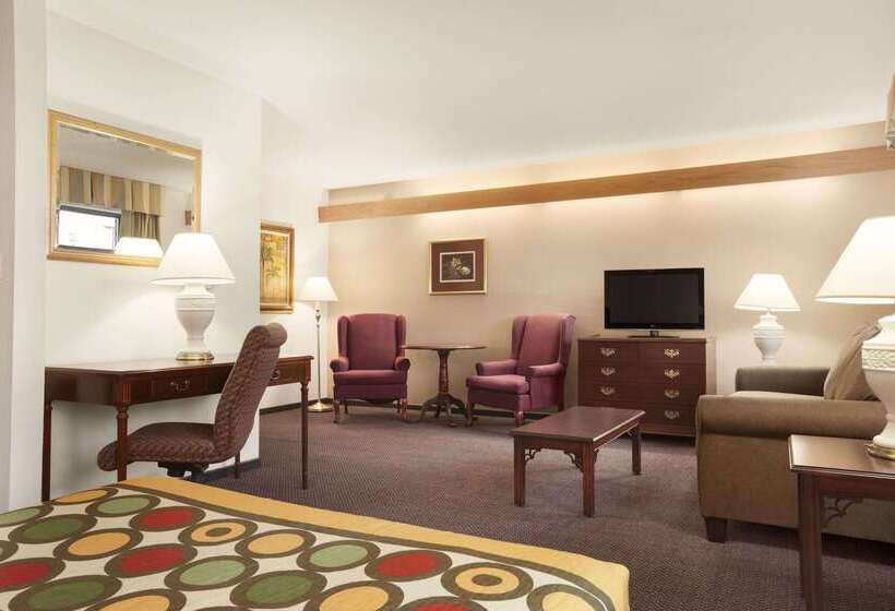 هتل Super 8 By Wyndham Milwaukee Airport