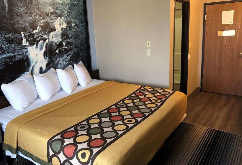 هتل Super 8 By Wyndham Milwaukee Airport