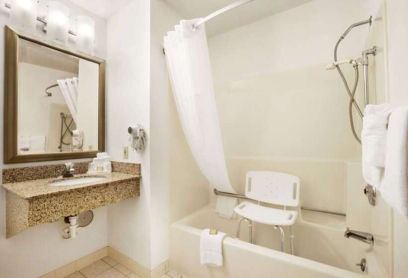 هتل Super 8 By Wyndham Milwaukee Airport