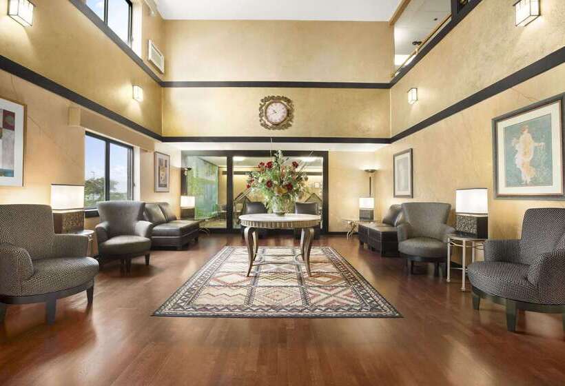 هتل Super 8 By Wyndham Milwaukee Airport