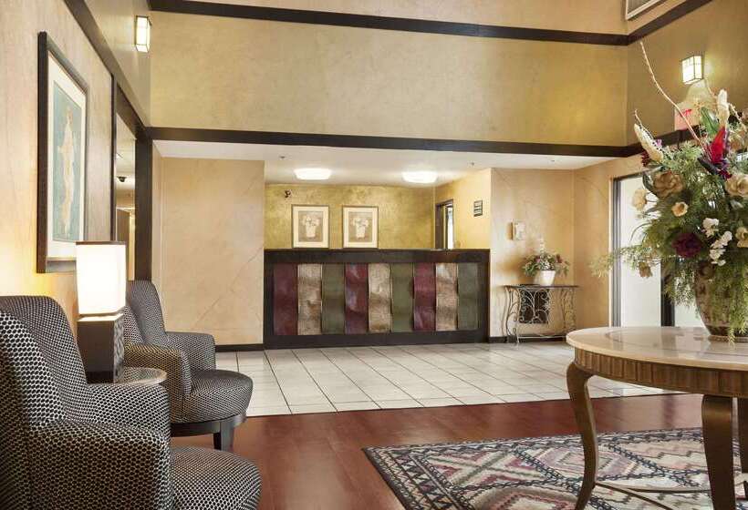 هتل Super 8 By Wyndham Milwaukee Airport