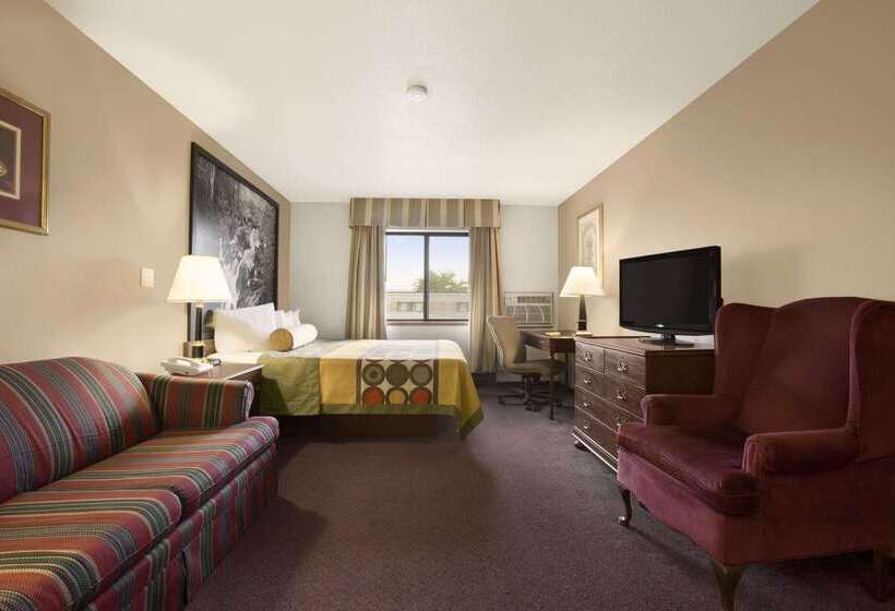 هتل Super 8 By Wyndham Milwaukee Airport