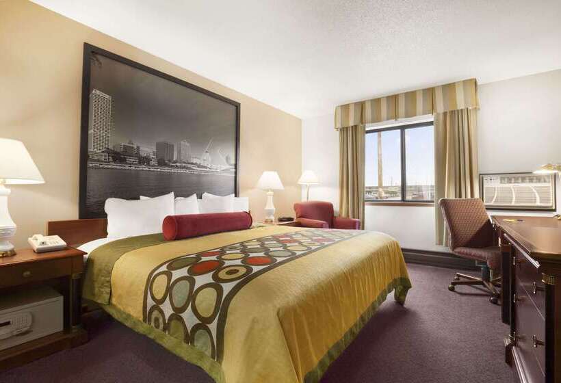 هتل Super 8 By Wyndham Milwaukee Airport