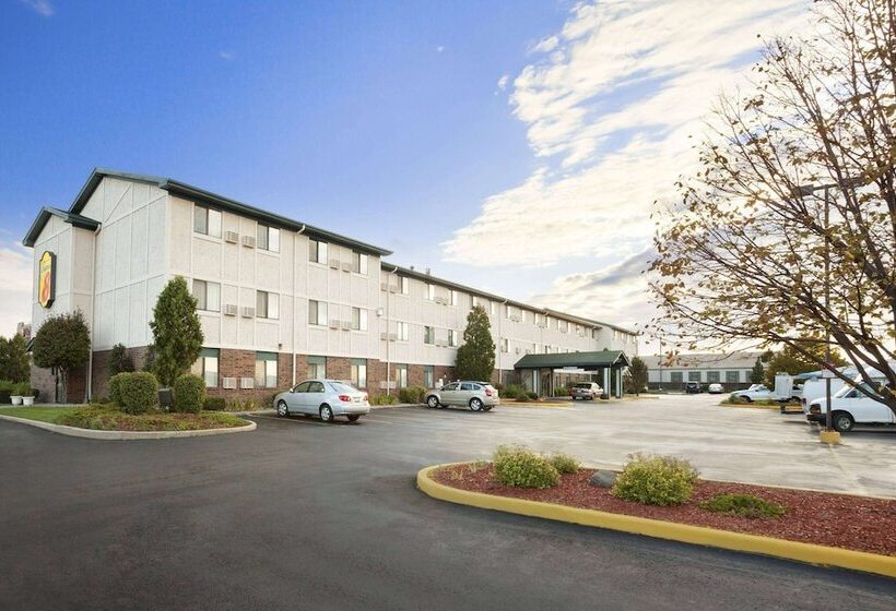 هتل Super 8 By Wyndham Milwaukee Airport