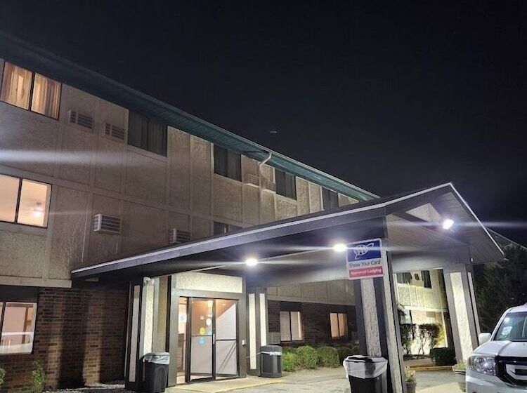 هتل Super 8 By Wyndham Milwaukee Airport