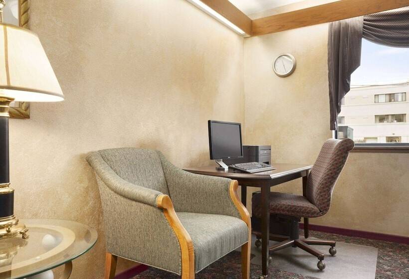 هتل Super 8 By Wyndham Milwaukee Airport