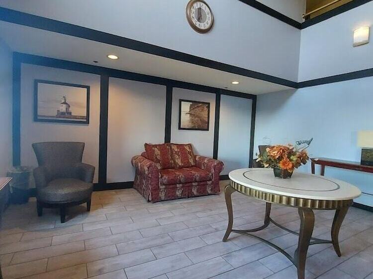 هتل Super 8 By Wyndham Milwaukee Airport