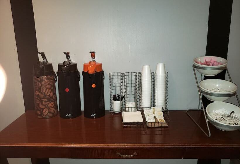 هتل Super 8 By Wyndham Milwaukee Airport