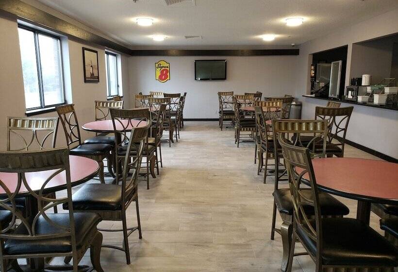 هتل Super 8 By Wyndham Milwaukee Airport