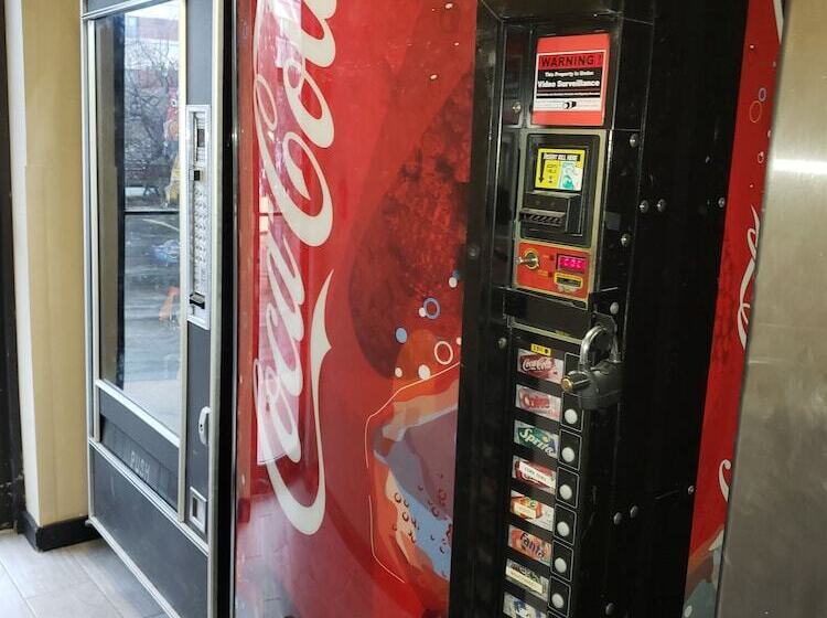 هتل Super 8 By Wyndham Milwaukee Airport