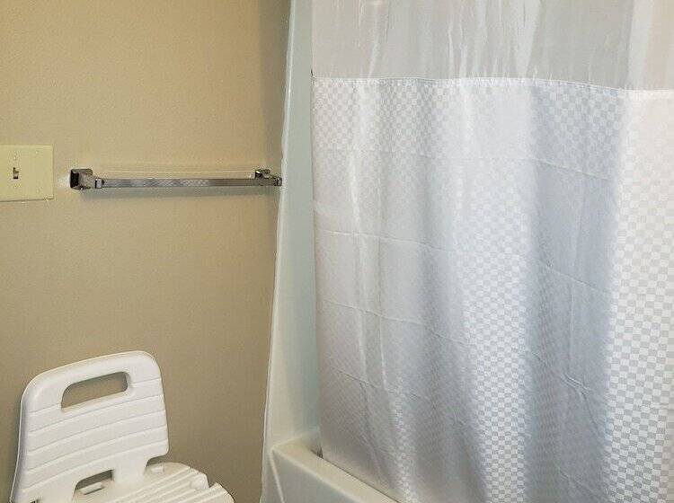 هتل Super 8 By Wyndham Milwaukee Airport