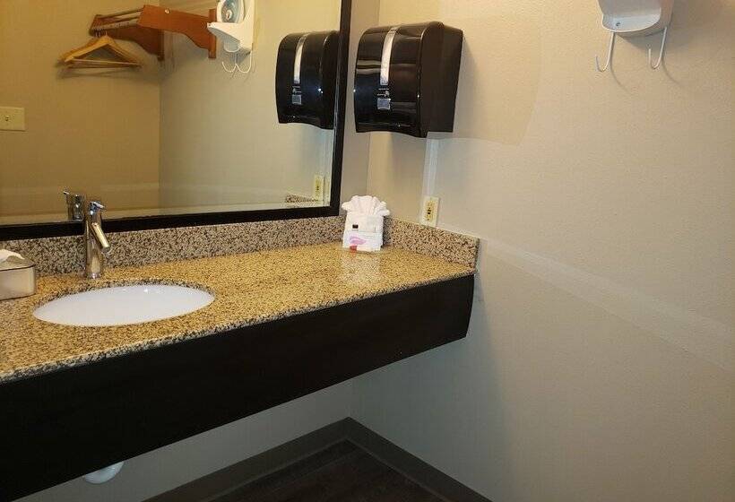 هتل Super 8 By Wyndham Milwaukee Airport