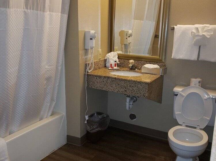 هتل Super 8 By Wyndham Milwaukee Airport