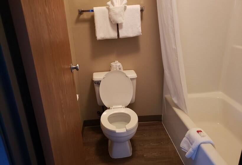 هتل Super 8 By Wyndham Milwaukee Airport