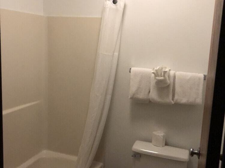 هتل Super 8 By Wyndham Milwaukee Airport