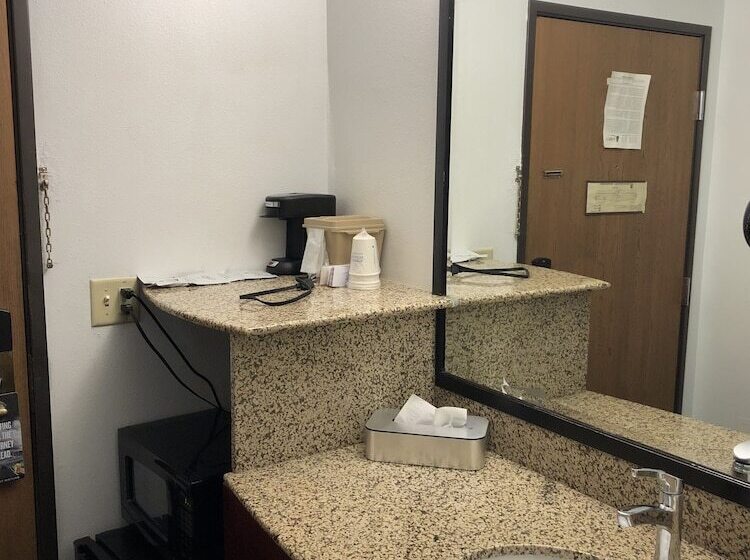 هتل Super 8 By Wyndham Milwaukee Airport