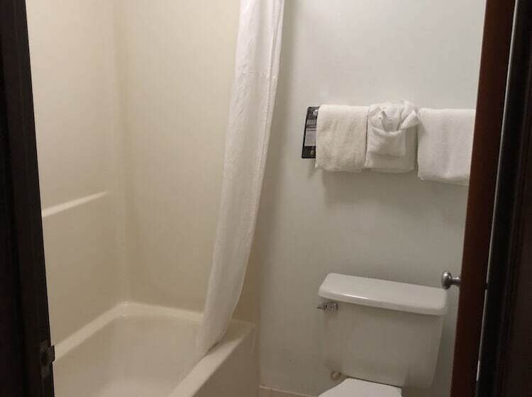 هتل Super 8 By Wyndham Milwaukee Airport