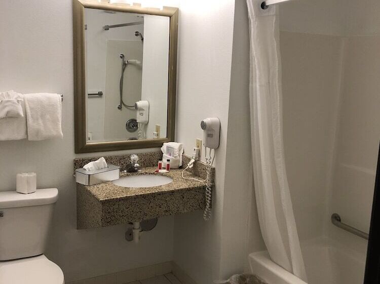 هتل Super 8 By Wyndham Milwaukee Airport