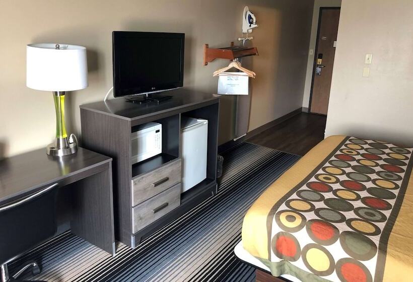 هتل Super 8 By Wyndham Milwaukee Airport