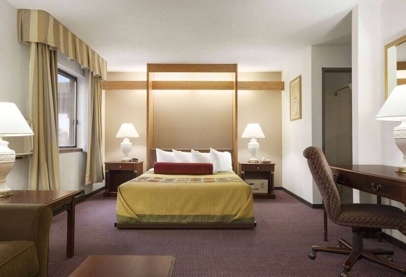 هتل Super 8 By Wyndham Milwaukee Airport