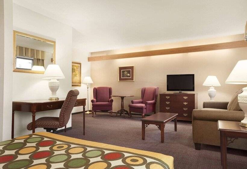 هتل Super 8 By Wyndham Milwaukee Airport