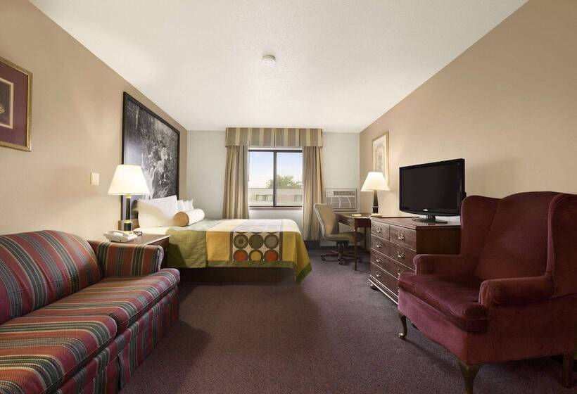 هتل Super 8 By Wyndham Milwaukee Airport