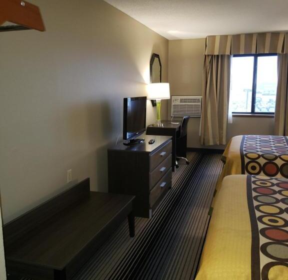 هتل Super 8 By Wyndham Milwaukee Airport