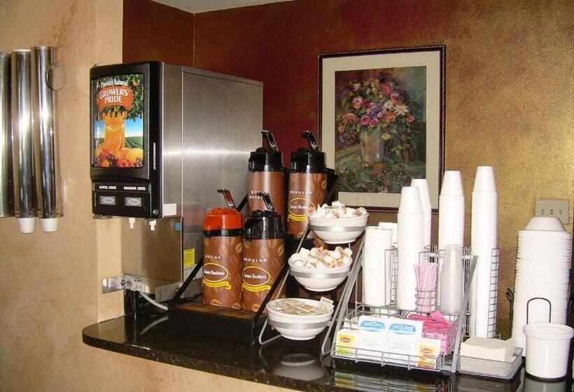 هتل Super 8 By Wyndham Milwaukee Airport